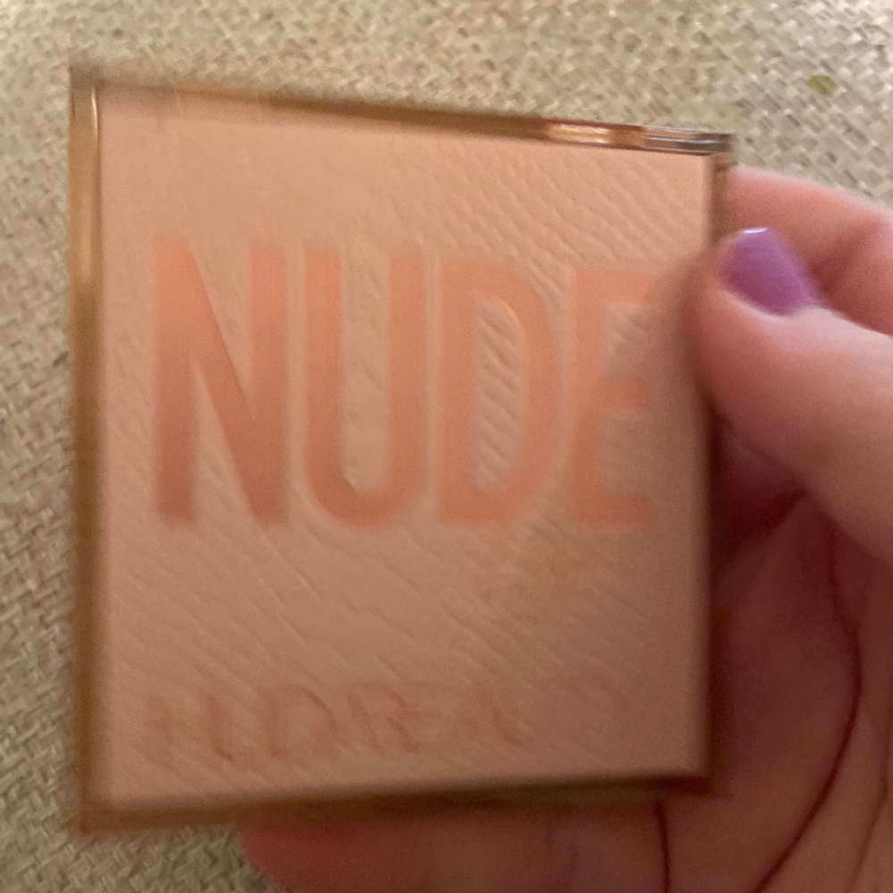 Huda Beauty Nude Light